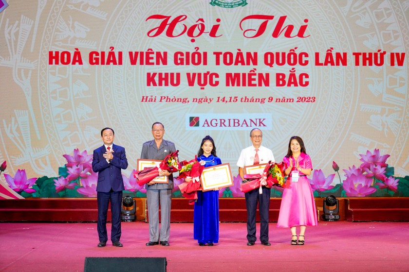 Ban tổ chức trao giải thưởng phụ cho Hoà giải viên lớn nhất và nhỏ tuổi nhất hội thi