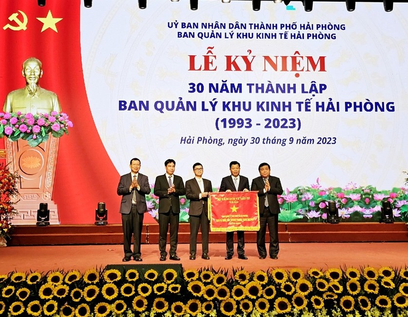 Ban quản lý Khu kinh tế Hải Phòng nhận Cờ thi đua của Bộ Kế hoạch và Đầu tư.