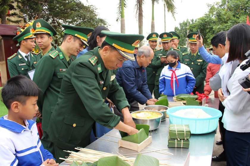 Cuộc thi gói bánh chưng để tặng hộ nghèo