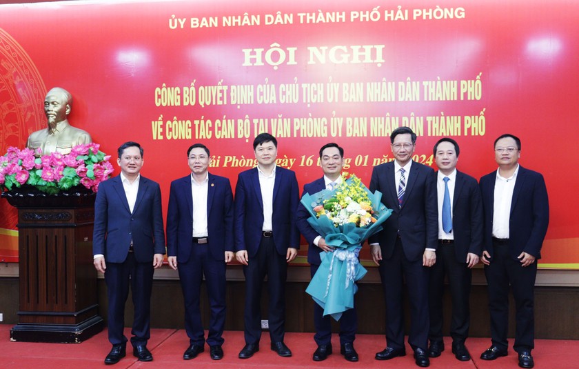 Lãnh đạo TP tặng hoa chúc mừng tân Chánh văn phòng UBND TP