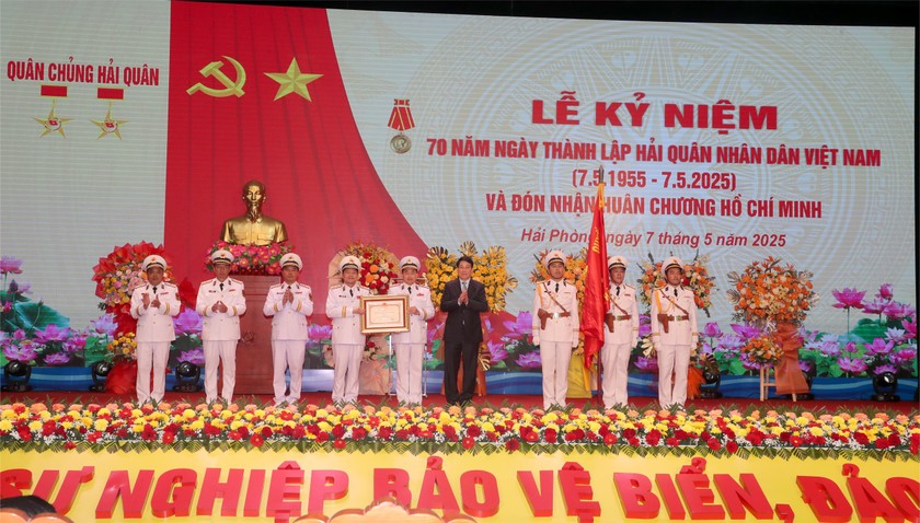 Chủ tịch nước Lương Cường trao Huân chương Hồ Chí Minh tặng Quân chủng Hải quân.