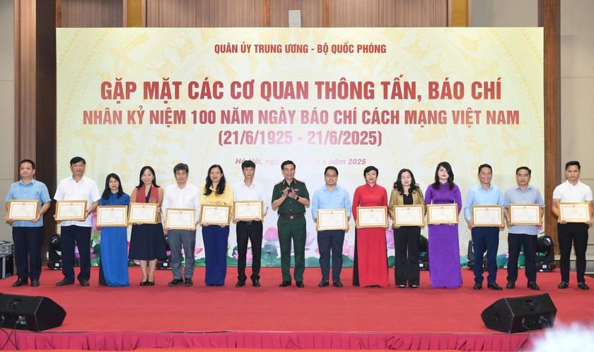 TS. Vũ Hoài Nam - Bí thư Đảng ủy, Tổng Biên tập Báo PLVN (thứ ba từ phải sang) nhận bằng khen do Bộ trưởng Bộ Quốc phòng Phan Văn Giang trao tặng. Ảnh: Lam Hạnh