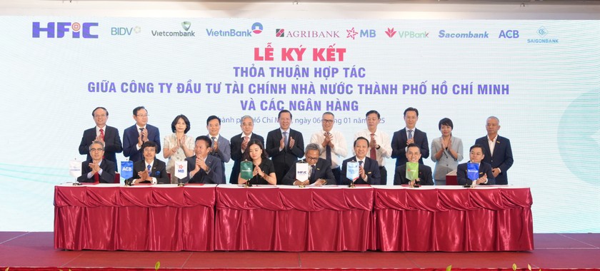 Đại diện Sacombank - ông Huỳnh Thiên Phú (Giám đốc Trung tâm phát triển kinh doanh Doanh nghiệp) cùng các ngân hàng thực hiện ký kết hợp tác với HFIC.