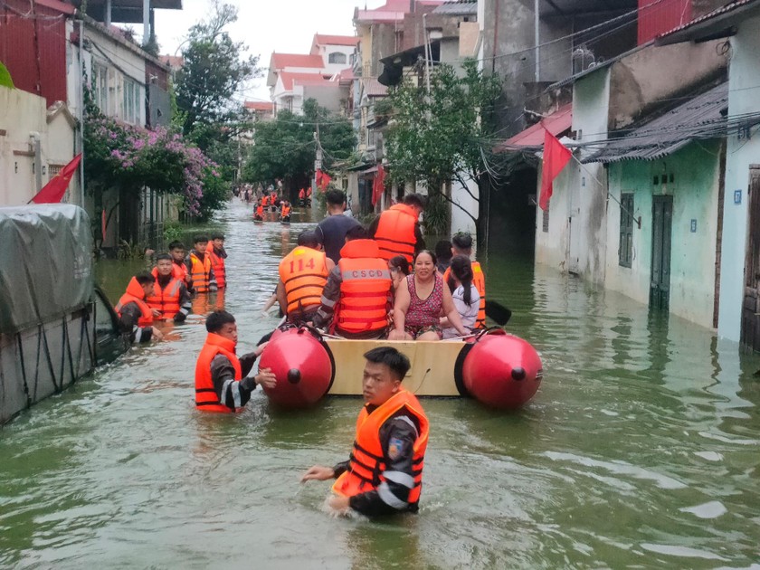 Di chuyển bà con nhân dân ra khỏi vùng nguy hiểm