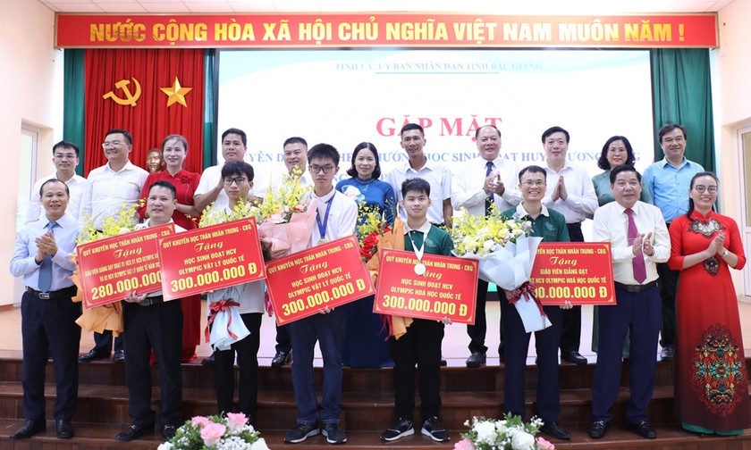 Lễ gặp mặt và biểu dương, trao thưởng cho các học sinh và giáo viên đạt thành tích xuất sắc trong kỳ thi Olympic Quốc tế tại Bắc Giang ( Ảnh Báo BG)