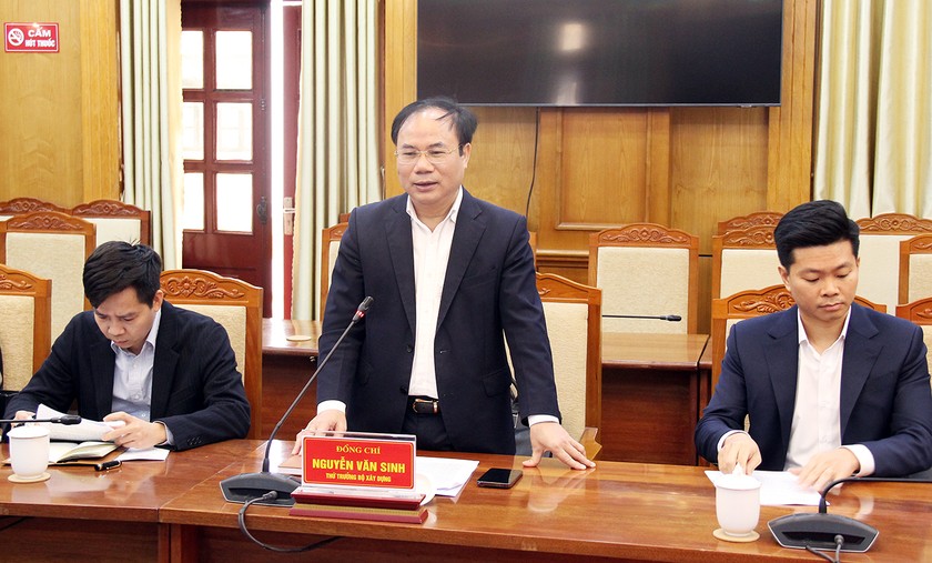 Thứ trưởng Bộ xây dựng Nguyễn Văn Sinh phát biểu tại buổi làm việc (Ảnh cổng thông tin điện tử tỉnh Bắc Giang)