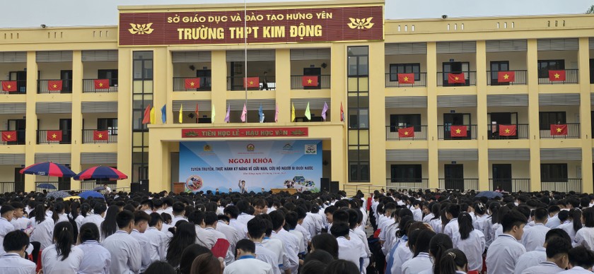 Hoạt động ngoại khóa về phòng chống đuối nước của trường THPT Kim Động.