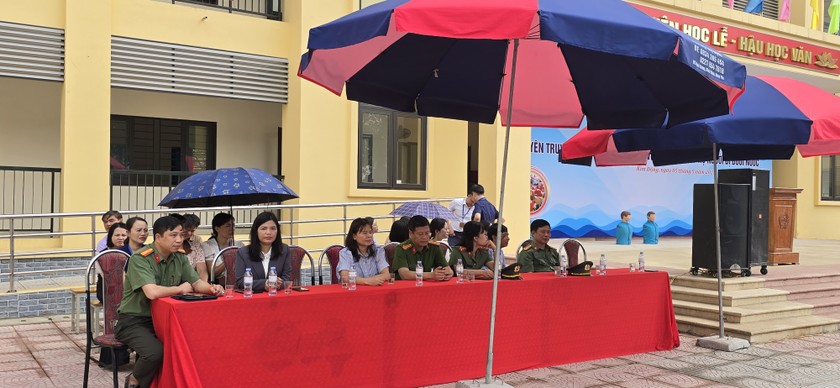 Trường THPT Kim Động tổ chức buổi ngoại khóa tuyên truyền và thực hành phòng chống đuối nước ảnh 1