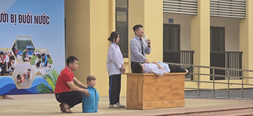 Trường THPT Kim Động tổ chức buổi ngoại khóa tuyên truyền và thực hành phòng chống đuối nước ảnh 3
