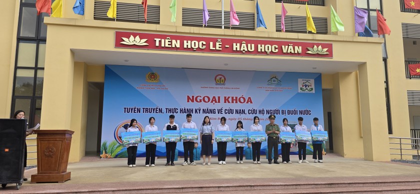 Trường THPT Kim Động tổ chức buổi ngoại khóa tuyên truyền và thực hành phòng chống đuối nước ảnh 6