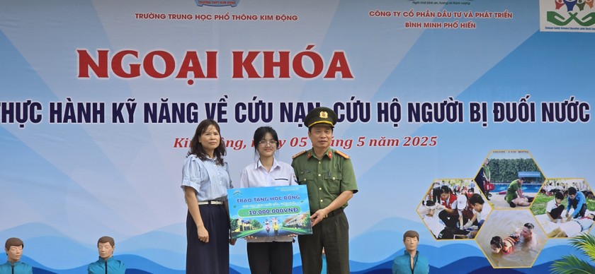 Trường THPT Kim Động tổ chức buổi ngoại khóa tuyên truyền và thực hành phòng chống đuối nước ảnh 7