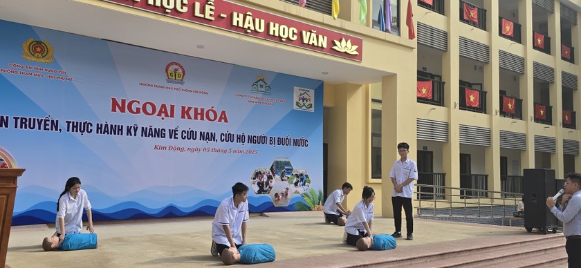 Trường THPT Kim Động tổ chức buổi ngoại khóa tuyên truyền và thực hành phòng chống đuối nước ảnh 4