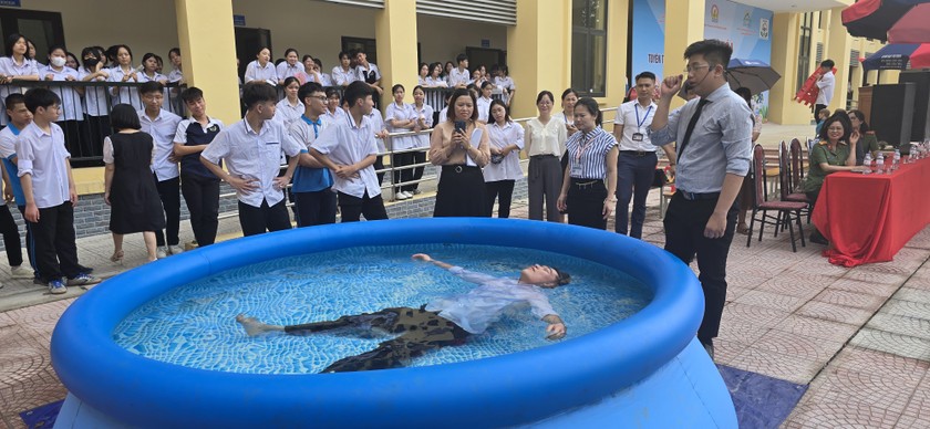 Trường THPT Kim Động tổ chức buổi ngoại khóa tuyên truyền và thực hành phòng chống đuối nước ảnh 5