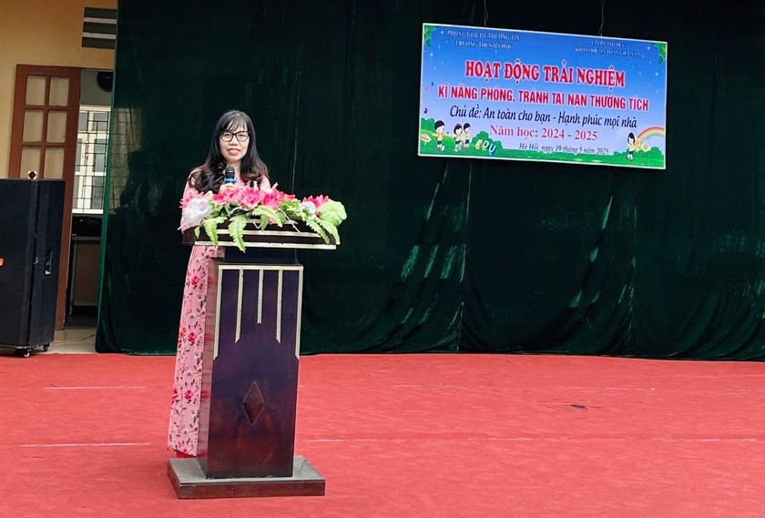 Nhà giáo Lê Thúy Hạnh - Hiệu trưởng Trường THCS Hà Hồi phát biểu tại chương trình.