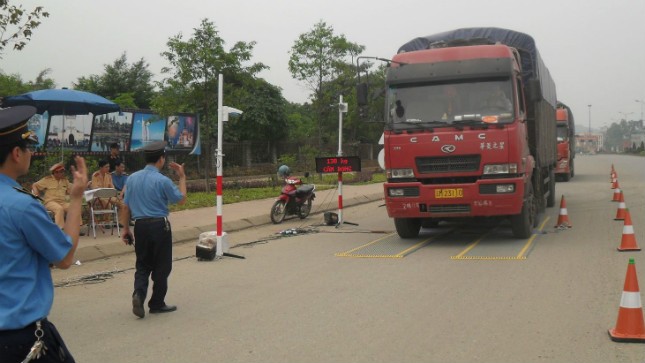 Lái xe “né” trạm cân, cơ quan chức năng bất lực?