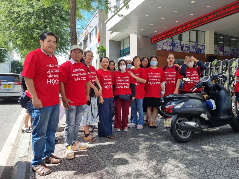 Rất đông phu huynh kéo nhau đi đòi tiền vì Shark Thủy thất hứa