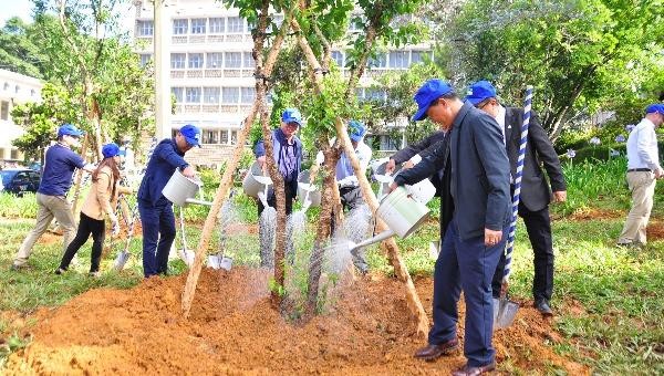 Bí  thư Tỉnh uỷ Lâm Đồng Trần Đức Quận và các đại biểu trồng cây  tại  lễ  phát  động.