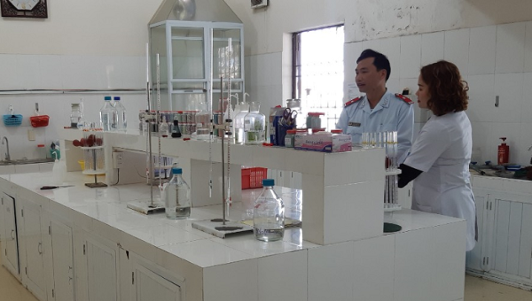 Thanh tra tỉnh Lâm Đồng kiểm tra tại một doanh nghiệp.