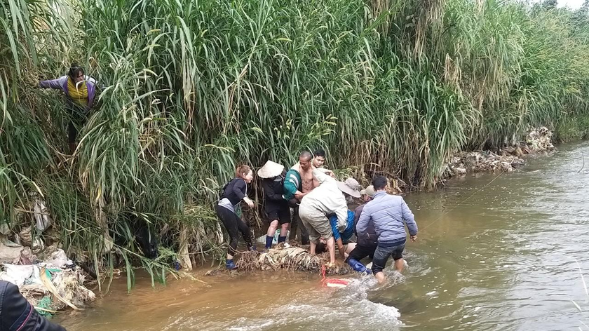 Đưa thi thể các nạn nhân lên bờ.