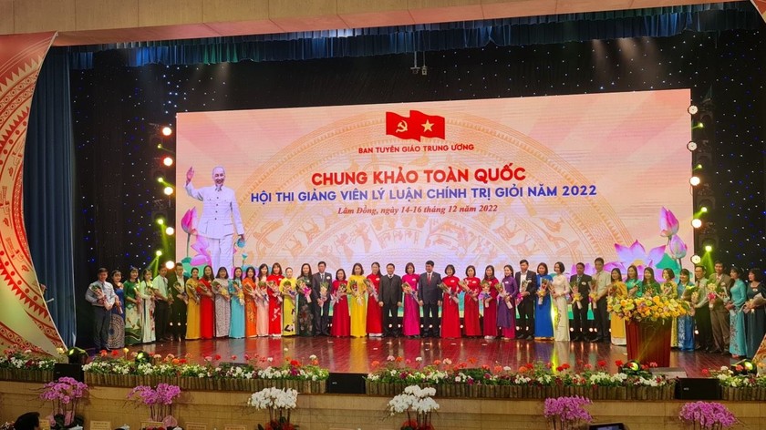 Ban tổ chức tặng hoa 38 thí sinh vào chung khảo Hội thi giảng viên lý luận chính trị giỏi 2022.