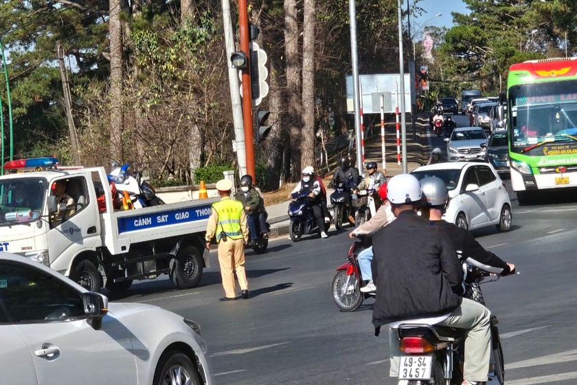 Hạ tầng giao thông TP Đà Lạt ngày càng áp lực do lưu lượng phương tiện tăng mạnh.