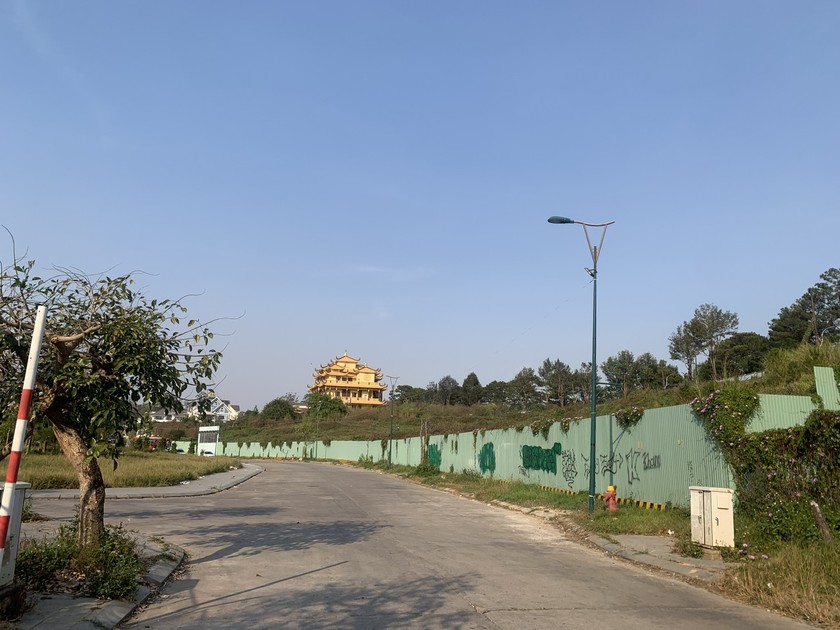 Hàng rào bao quanh dự án.