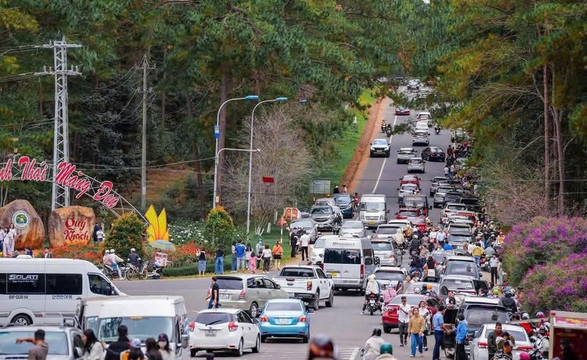Du khách tham quan Măng Đen, Kon Tum.