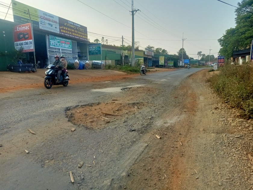 Tuyến đường xuống cấp tiềm ẩn nguy cơ mất an toàn giao thông.