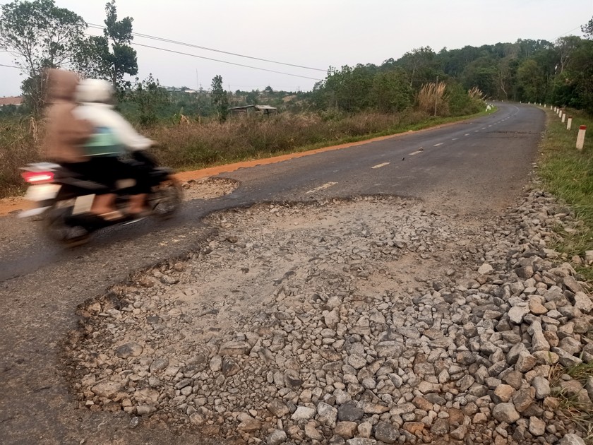 Nhiều vị trí trên Tỉnh lộ 1 xuống cấp nặng.