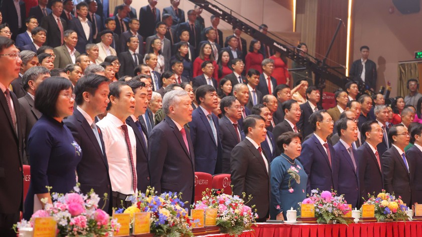 Các đại biểu chào cờ.