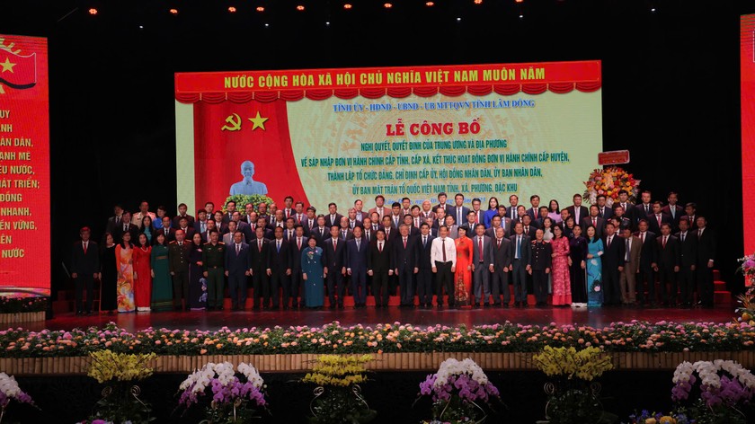 Đảng bộ tỉnh Lâm Đồng (mới) chụp hình lưu niệm cùng lãnh đạo Chính phủ, các Ban, Bộ, Ngành Trung ương.