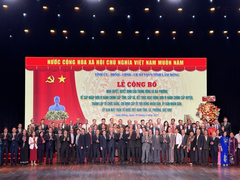 Lãnh đạo Chính phủ chụp hình lưu niệm cùng nguyên lãnh đạo 3 tỉnh Lâm Đồng, Đắk Nông, Bình Thuận.