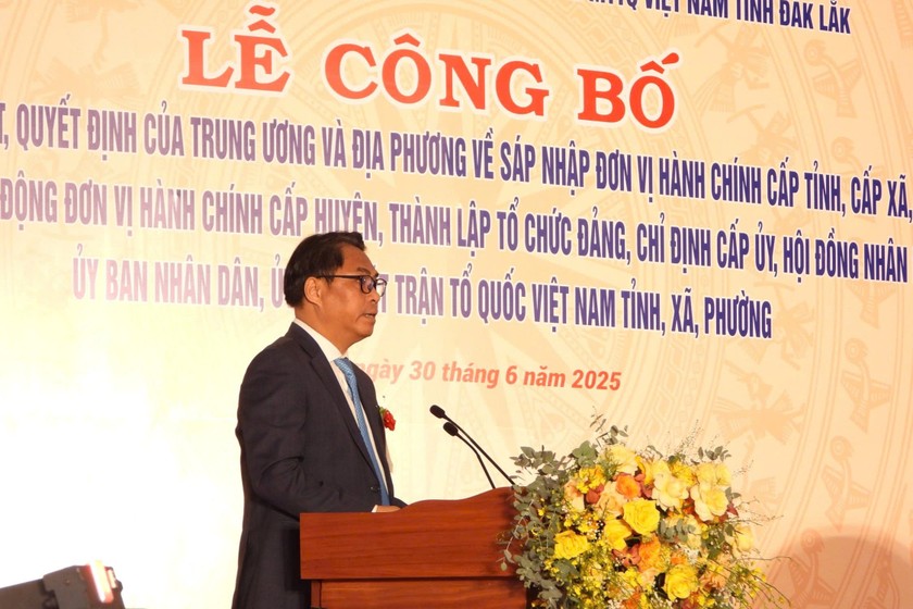 Ông Phan Thăng An - Phó Trưởng Ban Tổ chức Trung ương công bố các nghị quyết, quyết định của Trung ương.