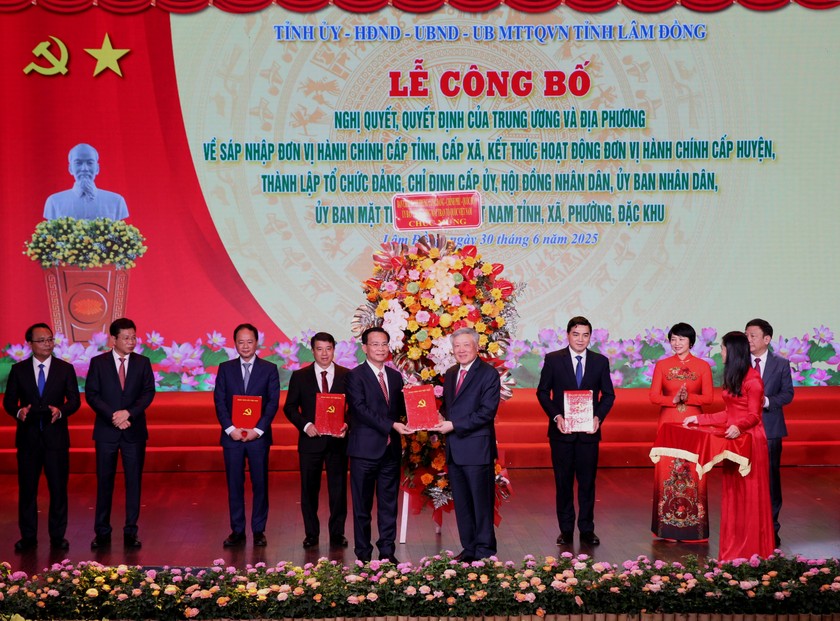 Ủy viên Bộ Chính trị, Phó Thủ tướng Thường trực Nguyễn Hoà Bình trao các quyết định chỉ định Bí thư, Phó Bí thư Tỉnh ủy Lâm Đồng (mới).