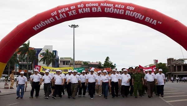 Người dân đi bộ kêu gọi mọi người “Không lái xe khi đã uống rượu bia"