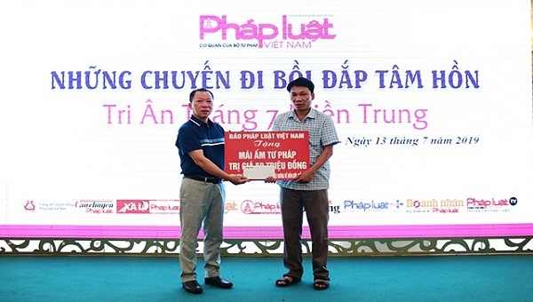 Tổng biên tập Báo PLVN Đào Văn Hội tặng mái ấm tư pháp cho ông Võ Đại Đời