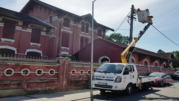 Kiểm tra hệ thống điện tại điểm thi trường THPT Hai Bà Trưng