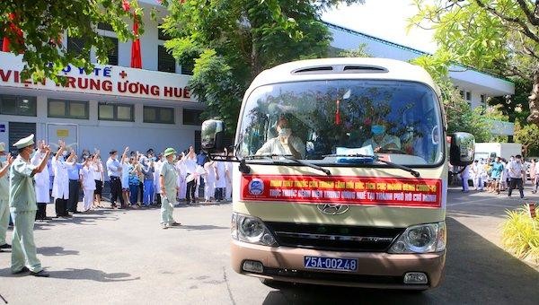 Đoàn y bác sỹ đi triển khai Trung tâm hồi sức tích cực người bệnh COVID-19 trực thuộc bệnh viện TƯ Huế tại TP Hồ Chí Minh.