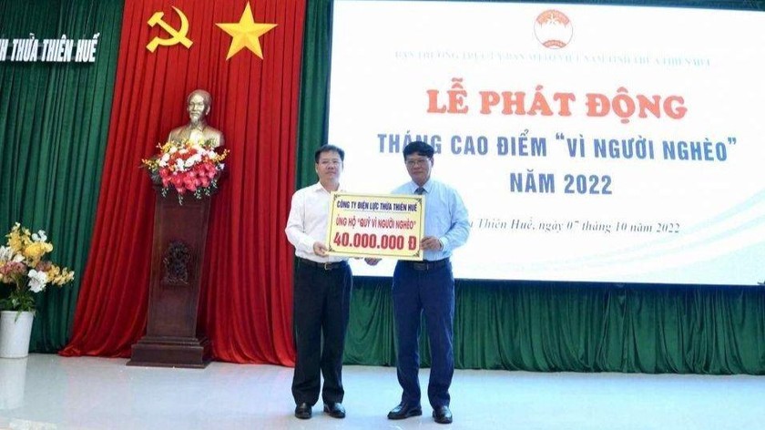 Ông Trần Văn Minh (Chủ tịch Công đoàn Công ty Điện lực TT-Huế) trao số tiền 40 triệu đồng ủng hộ tại buổi lễ phát động.