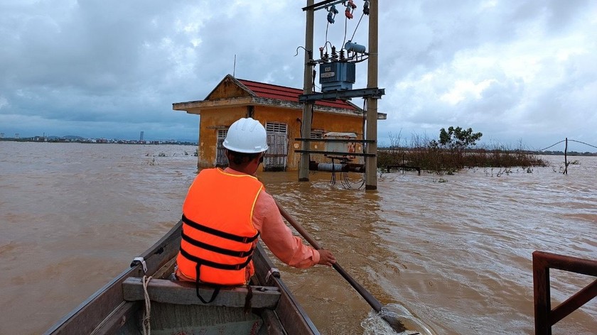 Với phương châm “4 tại chỗ” và nước rút đến đâu khắc phục sự cố đến đó, PC Thừa Thiên Huế đã huy động nhân lực, phương tiện, để làm việc ngày đêm, khắc phục nhanh các sự cố.