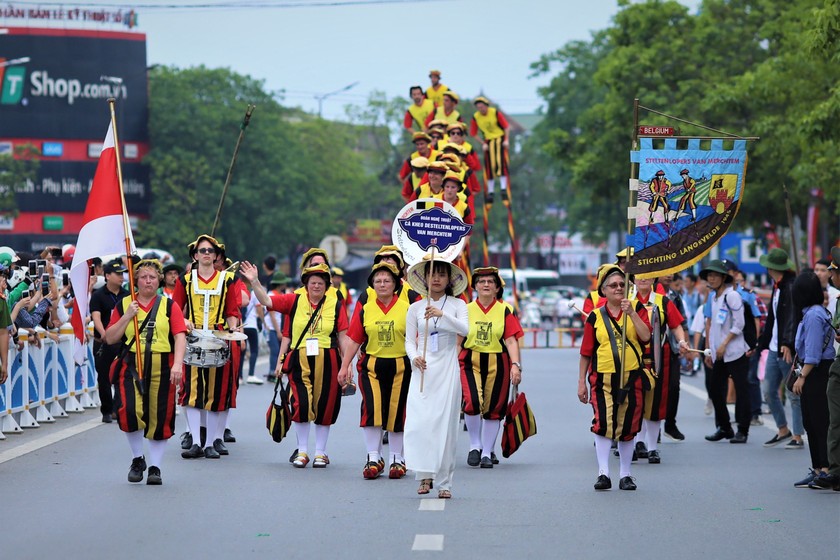 Trong những kỳ Festival Huế trước đây, sự biểu diễn đoàn cà kheo này rất được du khách thích thú