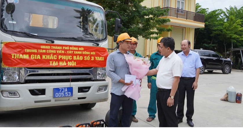 Lãnh đạo TP. Đồng Hới động viên tinh thần cán bộ, nhân viên lên đường khắc phục hậu quả do bão số 3 gây ra ở các tỉnh, thành phố phía Bắc chiều tối 9/9.