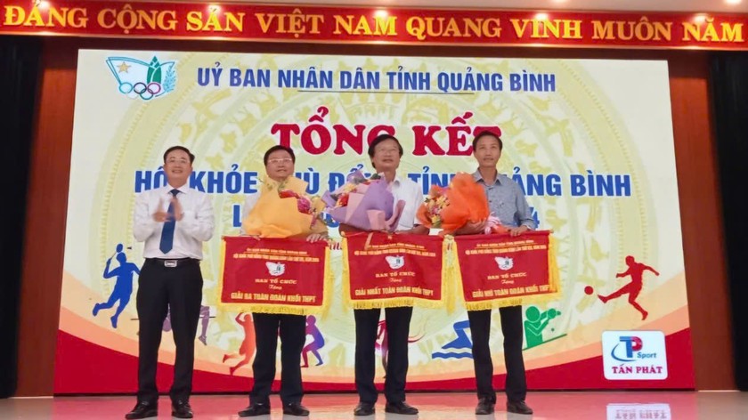 Ông Đặng Ngọc Tuấn - Giám đốc Sở GD&ĐT trao giải Nhì Hội khỏe phù đổng tỉnh Quảng Bình năm 2024 cho trường THPT Lê Hồng Phong.