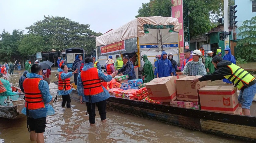 Huy động thuyền của ngư dân vùng biển chở hàng cứu trợ cho người dân vùng "rốn lũ" huyện Lệ Thủy.