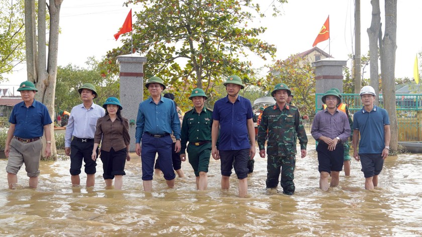 Tân Bí thư Tỉnh ủy Quảng Bình Lê Ngọc Quang thăm hỏi, động viên, tặng quà tại vùng “rốn lũ” xã Lộc Thủy, huyện Lệ Thủy.