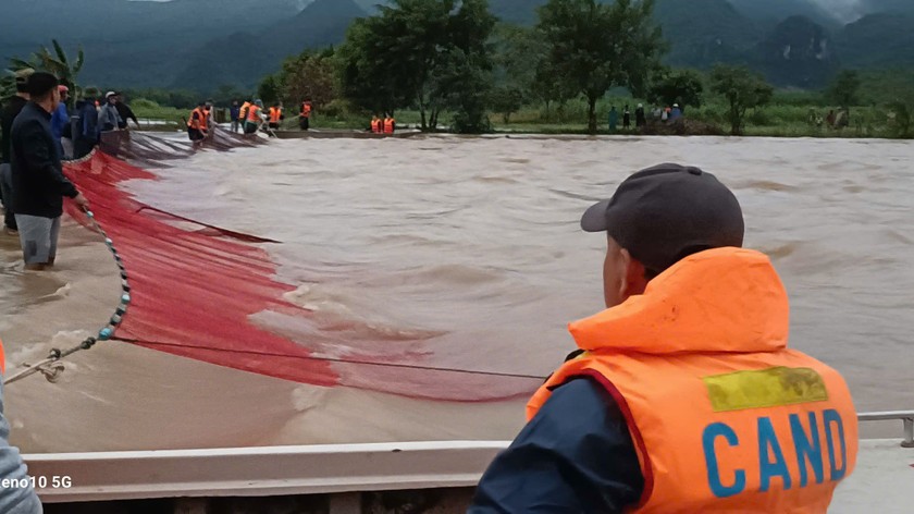 Huyện Tuyên Hóa đang huy động lực lượng tìm kiếm người đàn ông mất tích sau khi cứu học sinh đuối nước.