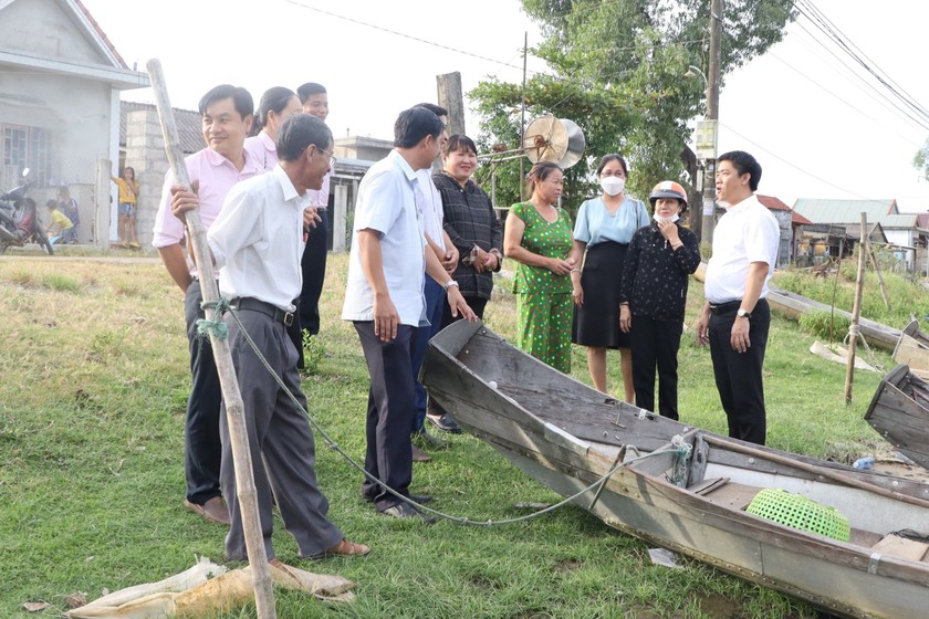 Ông Trần Gia Công - Bí thư huyện uỷ Phú Vang kiểm tra, động viên người dân sử dụng vốn vay nuôi trồng thủy sản trên địa bàn