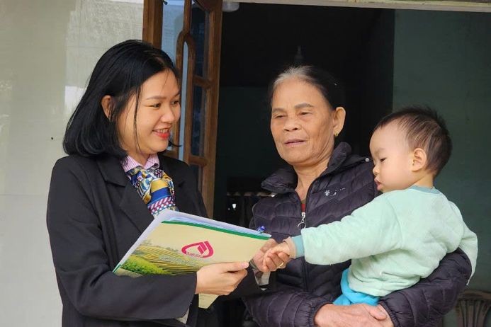 Chị Lệ Tình (Phó Giám đốc Phòng giao dịch NHCSXH thị xã Hương Trà) : “Mỗi ngày được làm việc với người nghèo thì chỉ có hết thời gian chứ không hết việc".