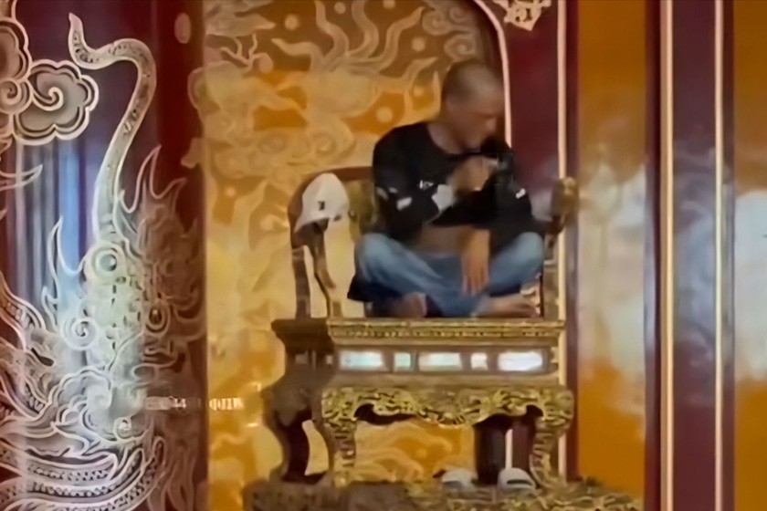 Người đàn ông có quá khứ nghiện ma tuý vượt qua hàng rào bảo vệ, leo lên ngai vàng Triều Nguyễn ngồi xếp bằng và la lớn trước khi bẻ gãy bảo vật quốc gia này