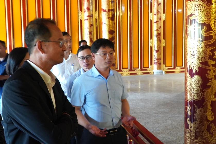 Ông Bình (áo xanh) trao đổi với ông Hoàng Việt Trung (Giám đốc Trung tâm Bảo tồn di tích Cố đô Huế)